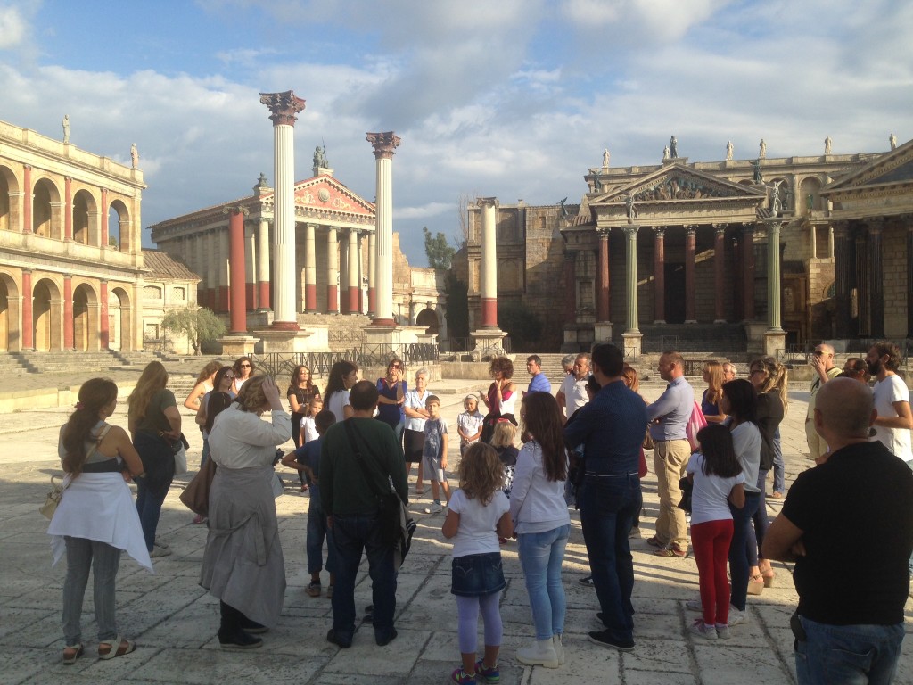 Negli Studi di Cinecittà, sul set della serie "Roma"